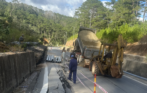 Khẩn trương khắc phục mặt đường bị trồi lên trên Quốc lộ 24