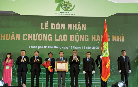 Trường ĐH Nông Lâm TPHCM nhận Huân chương Lao động hạng nhì