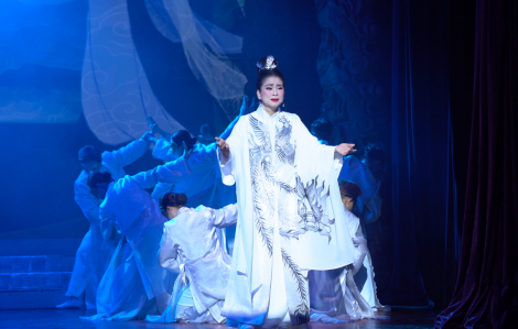 Tuyết Thu độc diễn vai Thái hậu Dương Vân Nga