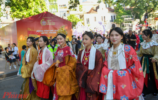 “Bách Hoa Bộ Hành”: Sắc Việt rực rỡ giữa nắng đầu đông Hà Nội