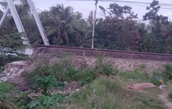 Tàu hàng tông người đi bộ qua cầu khiến 1 người chết