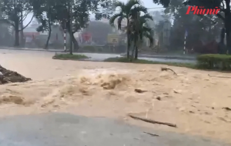 Cận cảnh đường Hồ Chí Minh nước tràn xuống như thác đổ