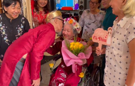 Con cháu quây quần trong lễ kỷ niệm 60 năm ngày cưới của cụ ông gần 100 tuổi