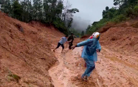 Đất đá trên núi bất ngờ ào ạt trút xuống, người dân vứt xe máy tháo chạy