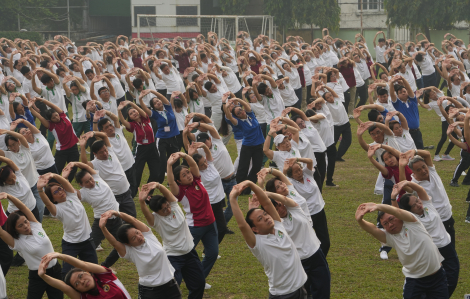 Gần 2.000 người dân và nhân viên y tế cùng tập dưỡng sinh