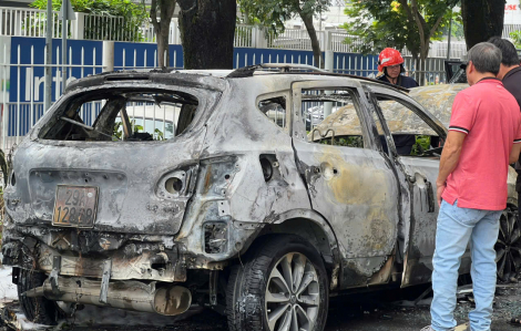 Ô tô đang đậu bất ngờ bốc cháy