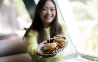 Mang thức ăn thừa ở quán về, có gì mà ngại!