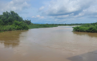 Mưa lớn và xả lũ khiến nhiều nơi ở TPHCM ngập nặng