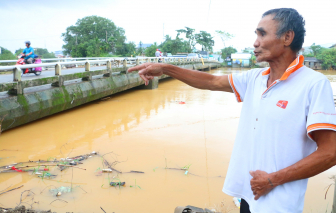 Người dân xứ Huế kiệt sức đối phó với đợt lũ thứ 4