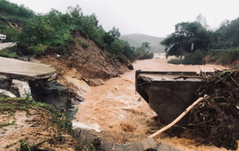 Quảng Ngãi: Nước lũ cuốn sập cầu, chia cắt hoàn toàn 288 hộ dân