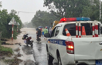 Quốc lộ 29 (tỉnh Đắk Lắk) đang bị ngập, các phương tiện không lưu thông được