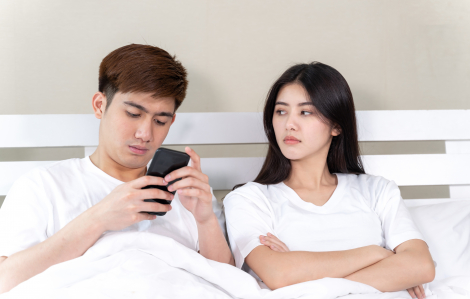 Đi cùng nhưng chồng luôn bỏ mặc vợ vì hết yêu thương?