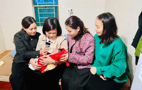 Bé trai sơ sinh bị bỏ rơi trước cổng nhà dân giữa đêm mưa rét