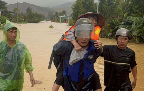 Đắk Lắk: Di dời cấp tốc hàng chục hộ dân khỏi vùng ngập lụt