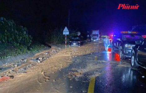 Sạt lở bất ngờ ở Khánh Hòa trúng xe khách, nhiều người thương vong