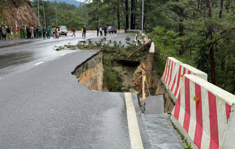 Sạt lở nghiêm trọng trên đèo Prenn ở Lâm Đồng