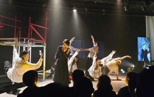 'Ảo quan' khai diễn ấn tượng Liên hoan quốc tế sân khấu thử nghiệm 2025