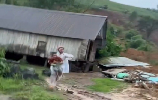 Đất đá sạt lở vùi lấp 2 căn nhà, người đàn ông bế cháu nhỏ chạy ra đường