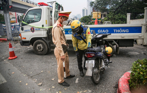 Muôn kiểu lý do người vi phạm đưa ra khi bị CSGT xử lý lỗi che lấp biển số