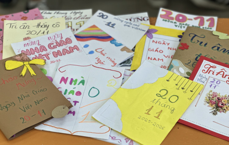 Tháng 11 và bầu trời học đường