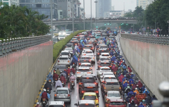 Giữa trời mưa lạnh buốt, Hà Nội chìm trong cảnh ùn tắc ngay từ sáng sớm