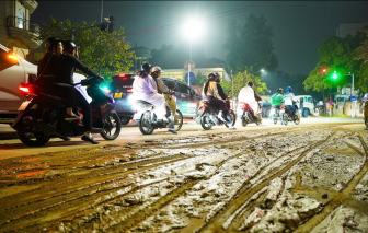 Xử phạt tài xế ô tô làm rơi bùn trên phố trung tâm Hà Nội khiến nhiều người bị ngã