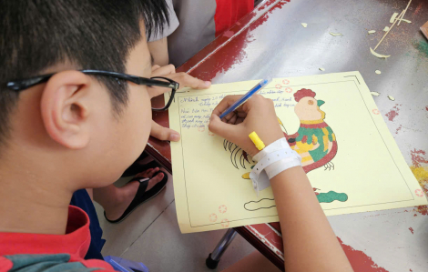 Bệnh nhi làm thiệp gửi đến thầy cô nhân ngày 20/11