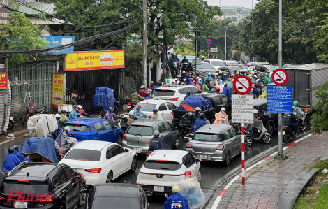 Không khí lạnh tràn về gây mưa phùn rải rác, đường phố Hà Nội chật cứng phương tiện