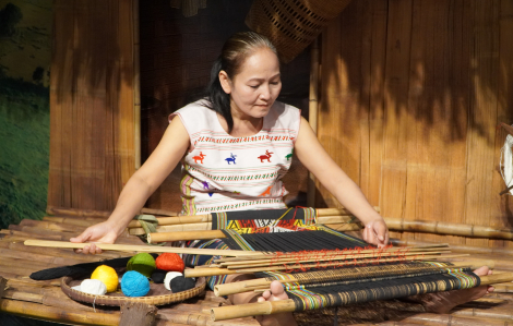 Sắc màu thổ cẩm Mạ tỏa sáng tại Bảo tàng Phụ nữ Nam Bộ