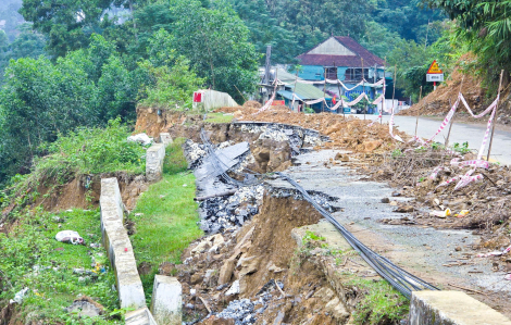 Sạt lở dồn dập ở miền Trung: Núi lở, làng trôi, nỗi sợ bao trùm