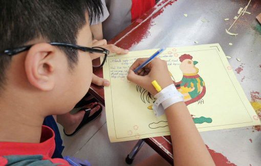 Bệnh nhi làm thiệp gửi đến thầy cô nhân ngày 20/11