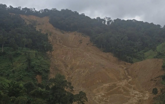 Đà Nẵng: Núi tiếp tục phát nổ, đất đá sạt xuống dồn dập ở xã Hùng Sơn