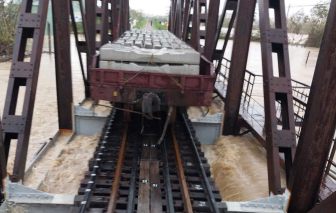 Điều tàu hàng đến cứu cầu đường sắt trước nguy cơ bị lũ cuốn trôi