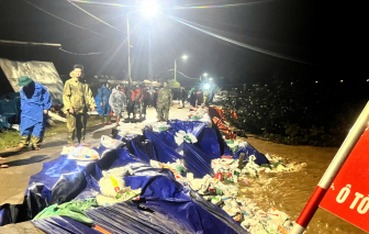 Lũ uy hiếp bờ kè An Lương, Bộ CHQS TP Đà Nẵng huy động 500 quân trong đêm ứng cứu