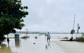 10 chuyến tàu phải dừng chạy vì đường sắt qua miền Trung tê liệt