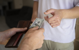 Rộng rãi với người ngoài, tính toán với người thân