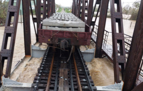 Điều tàu hàng đến cứu cầu đường sắt trước nguy cơ bị lũ cuốn trôi
