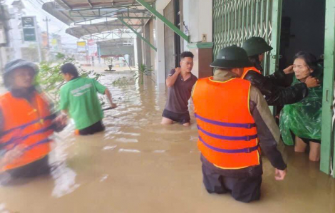 Vỡ đê ở Gia Lai, quân đội vào cuộc di dời dân khẩn cấp