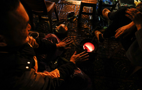 Hà Nội bước vào ngày lạnh nhất từ đầu mùa, người dân rét run trên phố