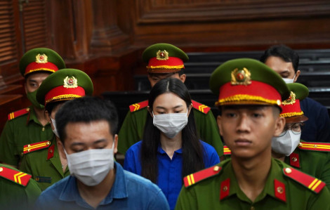 Hoa hậu Thuỳ Tiên, Hằng Du Mục, Quang Linh Vlogs... được đưa đến toà