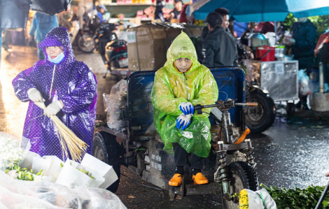 Người dân Hà Nội co ro, tìm nhiều cách giữ nhiệt trong cái lạnh sáng sớm mùa đông
