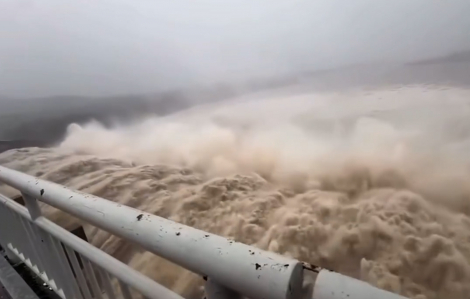 Thủy điện Sông Ba Hạ ở Đắk Lắk xả lũ với lưu lượng kinh hoàng