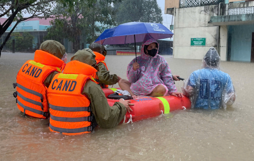 Công an xã vượt lũ đưa sản phụ có dấu hiệu sắp sinh đến trạm y tế xã