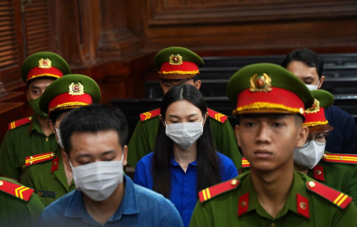 Hoa hậu Thuỳ Tiên, Hằng Du Mục, Quang Linh Vlogs... được đưa đến toà