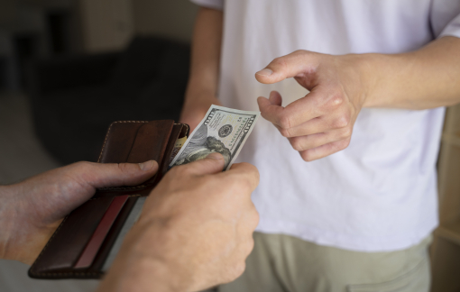 Rộng rãi với người ngoài, tính toán với người thân