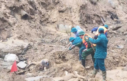 Tìm thấy thi thể 1 nạn nhân sau 6 ngày bị núi lở vùi lấp