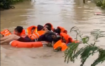 CSGT Đắk Lắk căng mình xuyên đêm mưa lũ cứu dân, điều tiết giao thông