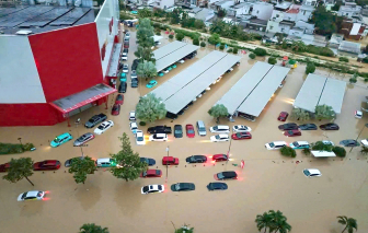 Người miền Trung chới với trong trận lũ lớn kinh hoàng