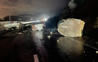 Nhiều điểm trên Quốc lộ 1 bị ngập, đá rơi do mưa kéo dài ở miền Trung