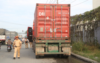 Nhiều xe đầu kéo dừng, đỗ trước KCN Sóng Thần bị CSGT xử lý